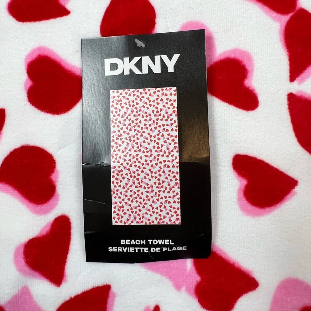 DKNY - ‘Pink & Red Hearts’ Designer plush oversized Beach Towel. NWT. Firm!